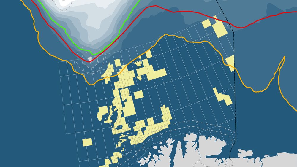 Den gule linjen er iskanten Greenpeace og de miljøfaglige instansene vil ha. Dersom den blir vedtatt ligger åtte oljelisenser innenfor iskantsonen. Rød linje viser isfrekvens på 30 prosent av aprildagene 1967-1989, mens grønn linje viser isfrekvens på 30 prosent av aprildagene 1988-2017.
