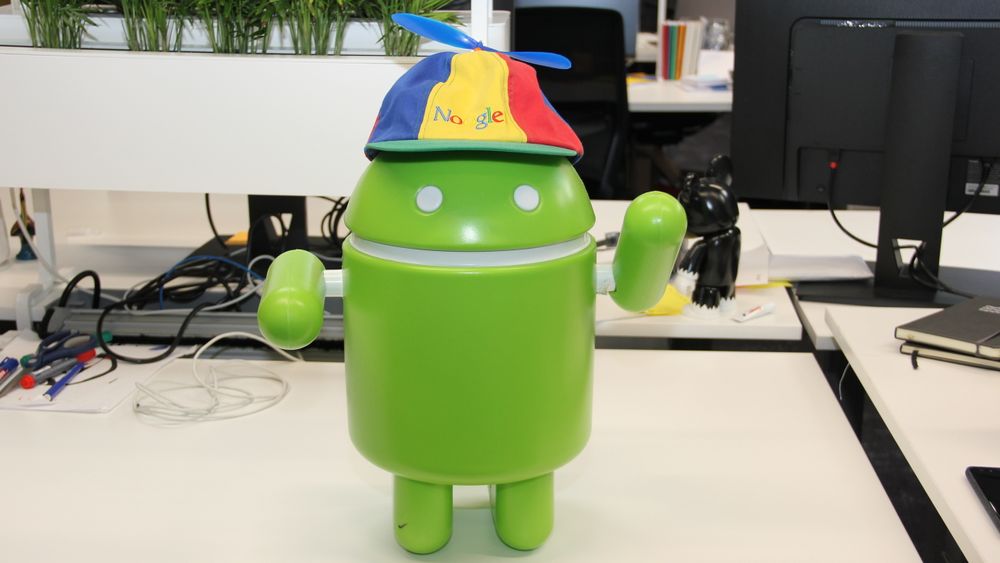 Android 10 er sju måneder gammel, men er fortsatt installert på svært få av enhetene. Her er operativsystemet representert ved maskoten som for anledningen er utstyrt med Googles Noogle-cap. Noen fersking er operativsystemet derimot ikke.