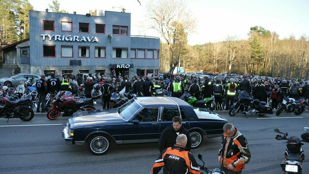 I mer enn 70 år har motorinteresserte  samlet seg på Tyrigrava. Amcar-entusiastene fyller stedet hver tirsdag, mens på onsdager er det motrsyklistene som dominerer.