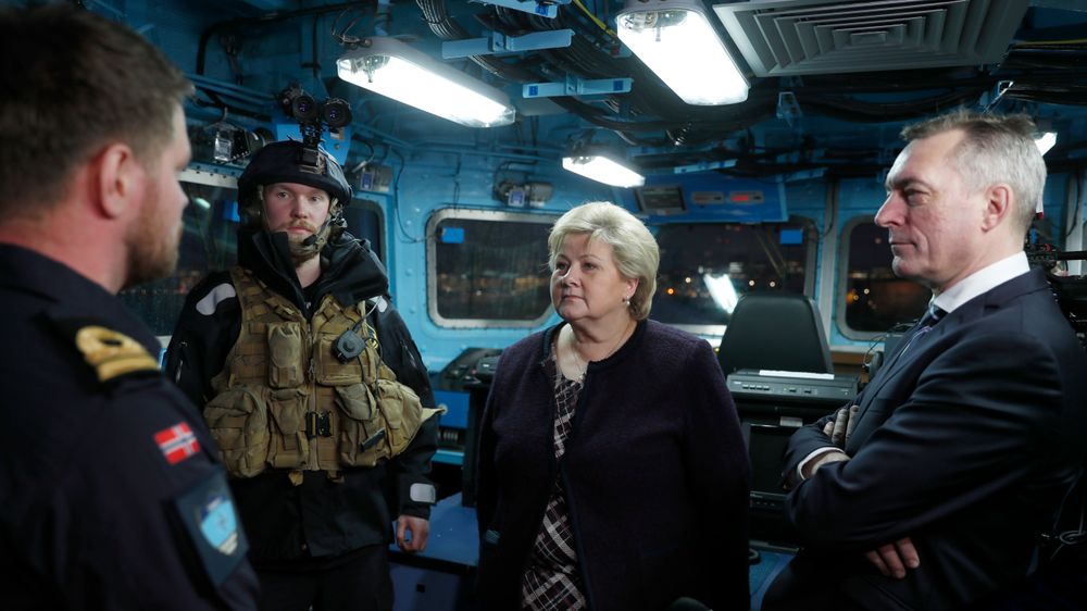 Statsminister Erna Solberg og forsvarsminister Frank Bakke-Jensen på et besøk om bord på fregatten «Otto Sverdrup» tidligere i år.