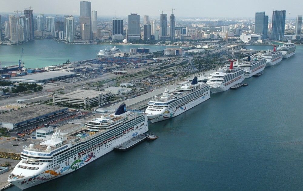 Cruiseterminal i Miami - før koronautbruddet tvang flere til kai og ulike typer opplag.