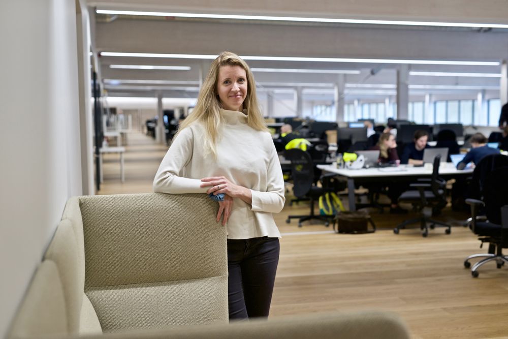 Miljøansvar:Emma Nehrenheim er miljødirektør i Northvolt. Her står hun i selskapets åpne kontorlandskap i Västerås.