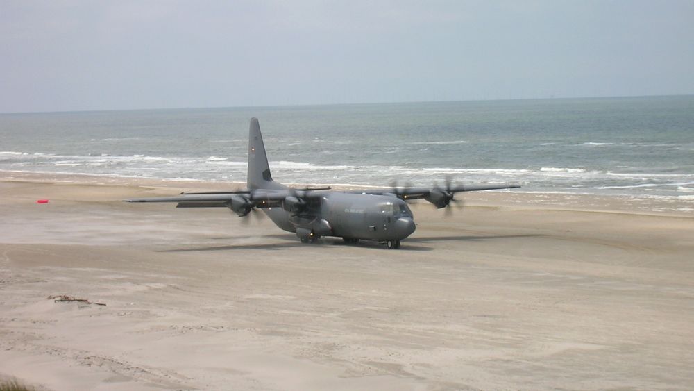 Dansk C-130J Hercules på Vejers strand, sørvest på Jylland.