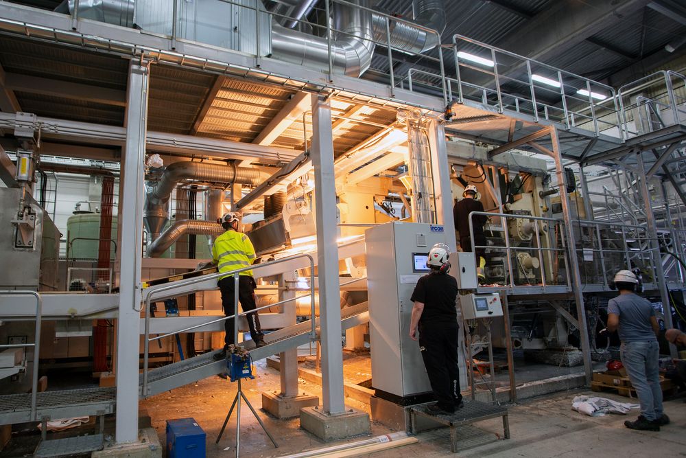 Tørkes: Ferdig kjemisk behandlet cellulose-masse presses og tørkes i denne papirmaskinen. I dag kjører Renewcell produksjon tre dager i uken, mens to dager brukes til testing og ombygging.