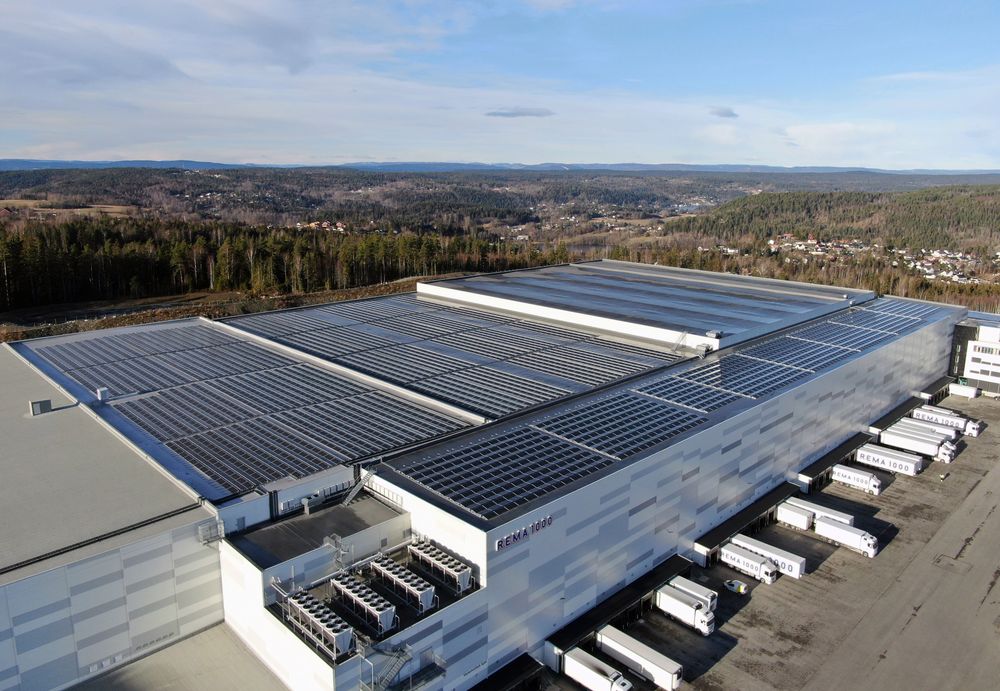 Norges største: Det gigantiske solcelleanlegget på Remas lager ved Vinterbro bruker vekselrettere basert på SiC.