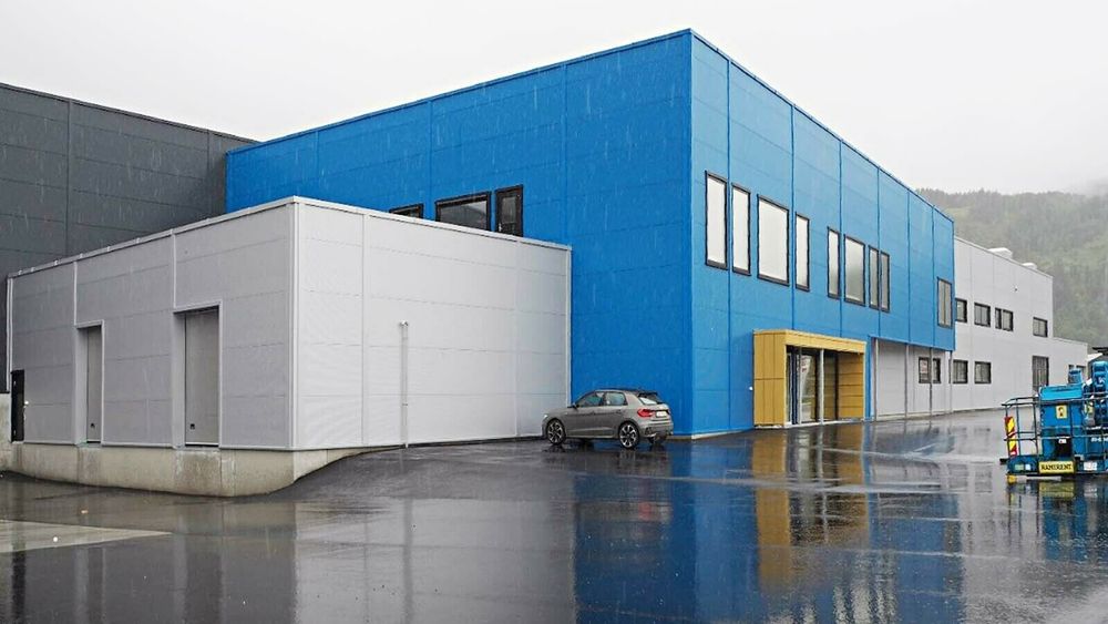 Isfjord Norways fiskeforedlingsfabrikk (midt i bildet) på Orkanger er nå i full drift. Byggherren har påberopt mangler ved ventilasjons- og kjøleanlegget og sendt erstatningskrav til Comfort Teknikk, som installerte anlegget.