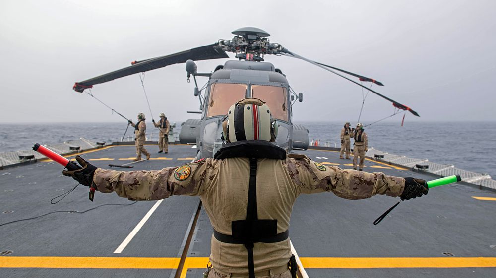 CH-148 Cyclone-helikopter på dekket på den kanadiske fregatten HMCS Fredericton tidligere i 2020.