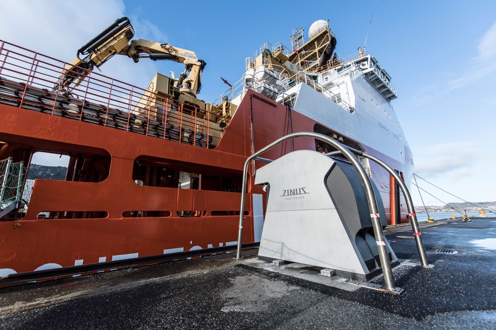 Bergen Havn og strømselskapet BKK har sammen dannet selskapet Plug, som står for landstrømutbygging. Bergen har 15 punkter for lavspent, men trenger flere. Landstrømanlegg fra Zinus montert på kaia.