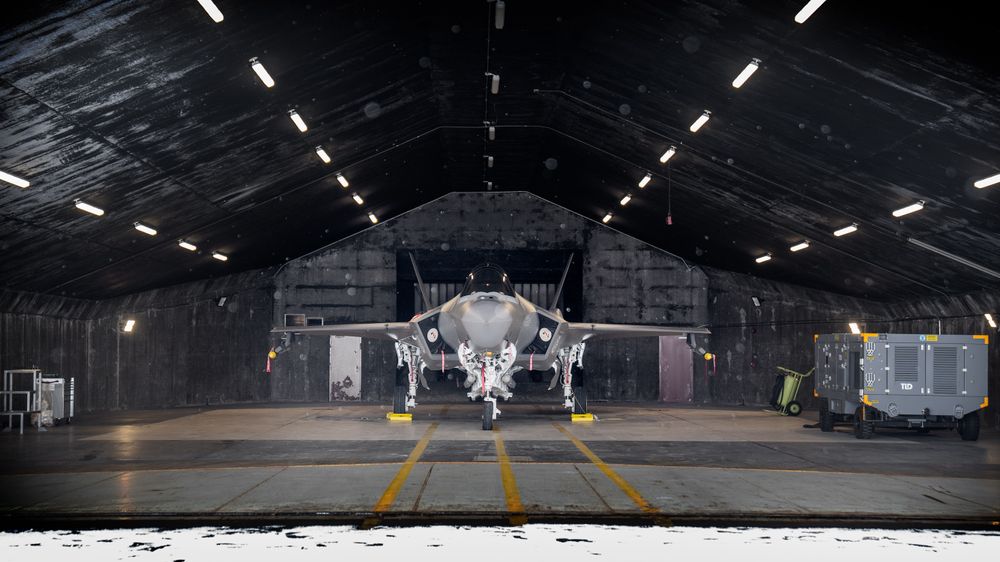 Norsk F-35A i et shelter på Keflavik i forbindelse med Nato-oppdraget i vinter.