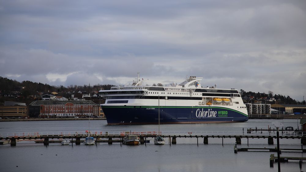 Stortinget har pålagt regjeringen å gi norske rederier indirekte krisehjelp ved å gjøre det gunstigere å investere i nye skip. Men Finansdepartementet sa nei. Her illustrert ved Color Hybrid til kai i Sandefjord. 