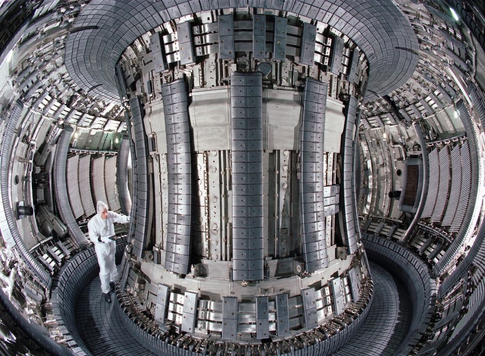 Innsiden av verdens største fusjonseksperiment Joint European Torus i England. Plasmaet sperres inne av sterke magnetfelt inni et smulteringformet kammer. 