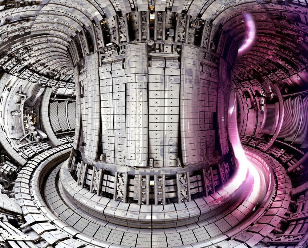 Innsiden av verdens største fusjonseksperiment Joint European Torus i England. Plasmaet sperres inne av sterke magnetfelt inni et smulteringformet kammer.