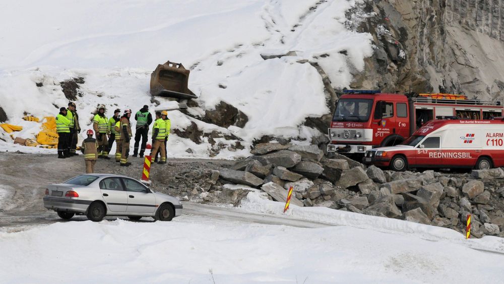 Mannskaper fra nødetatene ved stedet der en gravemaskinfører i 2016 omkom i en sprengningsulykke ved E16 mellom Bagn og Bjørgo i Valdres.