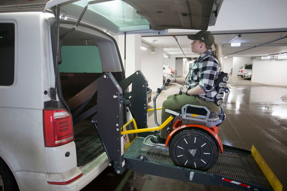 Tid spart: Med rullestolen med gyro-teknologi kan hun manøvrere inn og ut av bilen raskere.