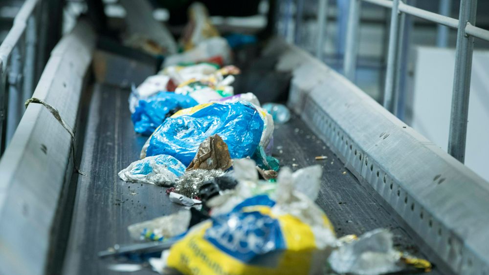 Om lag 220.000 tonn plast havner på det norske markedet hvert år. WWF Verdens Naturfond og miljøstiftelsen Zero krever at regjeringen sikrer at all plast kan resirkuleres, og blir det. Søppel og plast på Haraldrud gjenbruksstasjon på Brobekk i Oslo. 