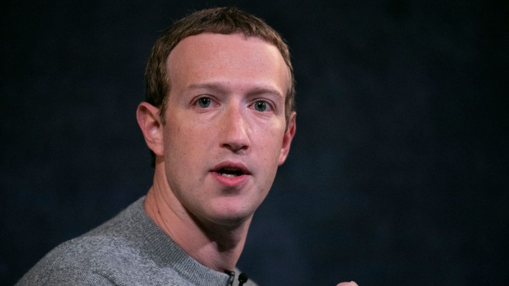 Facebook-sjef Mark Zuckerberg sier store sosiale medier-selskaper ikke bør opptre som portvoktere for det politiske ordskiftet på nett.