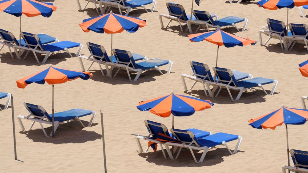 Koronakrise og permitteringer gjør at arbeidsgivere må passe seg så de ikke betaler dobbelt med feriepenger. Her fra stranden på kanariøya Furteventura.