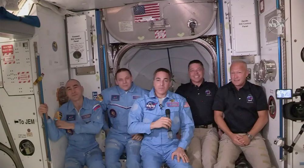 Doug Hurley (f.h.) og Bob Behnke på plass i Den internasjonale romstasjonen ISS sammen med den amerikanske astronauten Chris Cassidy (i midten) og de to russiske kosmonautene Anatolij Ivanishin og Ivan Vagner