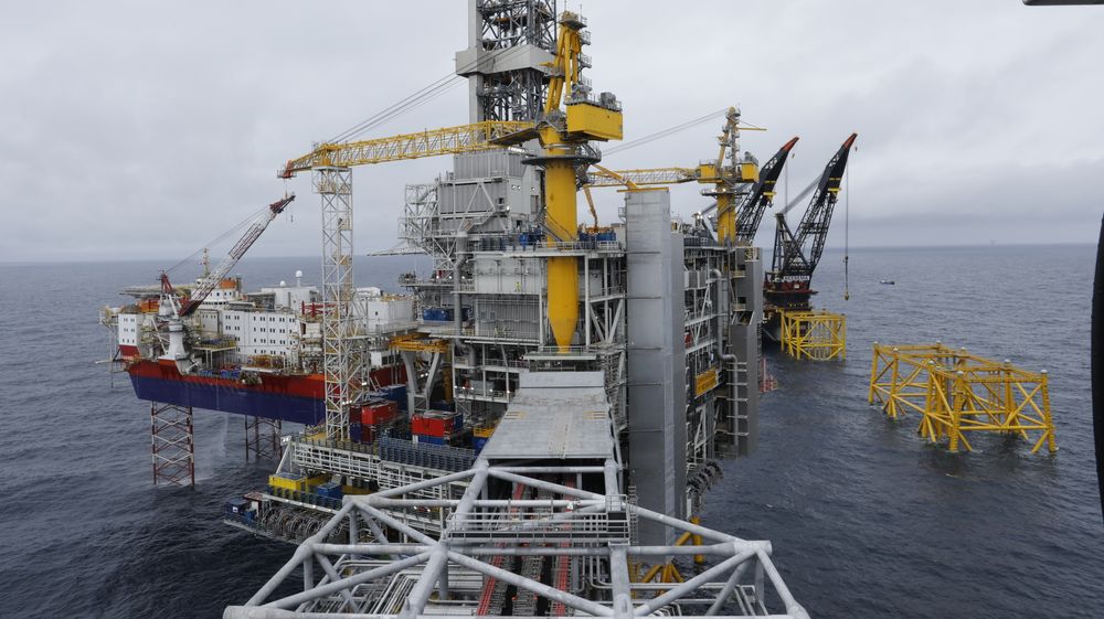 Vi er inne i en svært utfordrende periode, men det er viktig å ikke få panikk. Fornybar energi er fremtiden, men olje og gass vil være en del av energimiksen i lang tid, skriver artikkelforfatterne. Bildet er fra Johan Sverdrup-feltet i Nordsjøen.