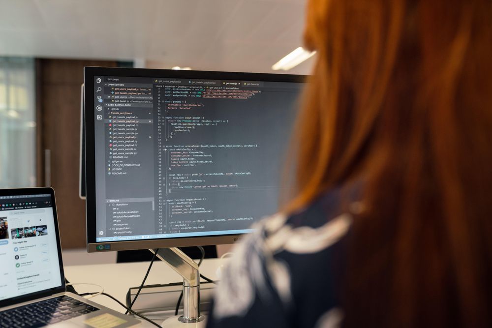 Begrepet Vibecoding ble først lansert av KI-forsker Andrej Karpathy og beskriver et av de mest revolusjonerende teknologiske skiftene vi har sett, skriver Vachon i AI-lab. 