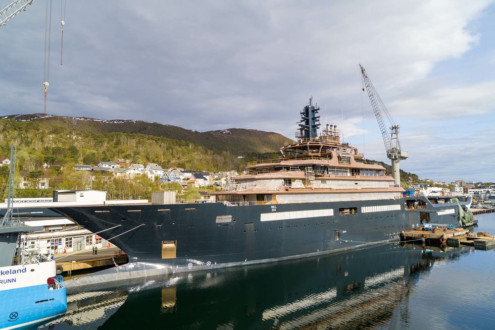 REV Ocean under bygging ved Vard Brattvaag. Både Weber og Glava Isolasjon har bidratt med løsninger som gjør skipet lettere i vekt, og sparer betydelig energi.
