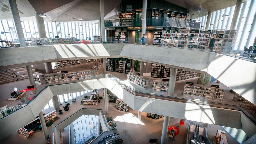 Betong og bøker: Geometrien i byggets åpne kjerne varierer fra etasje til etasje.