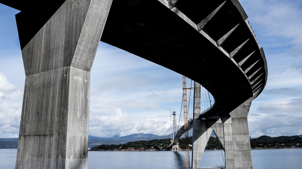 Hålogalandsbrua i Narvik er ett eksempel på en hengebro,. Det er brotypen forskningen er gjennomført på.