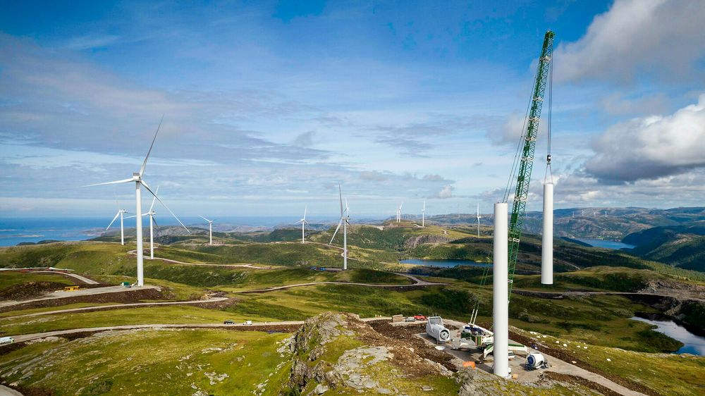 Et av forslagene til regjeringen er at avstanden mellom bebyggelse og vindparker skal være minst fire ganger turbinenes høyde, eller 800 meter. Bildet er fra Fosen.