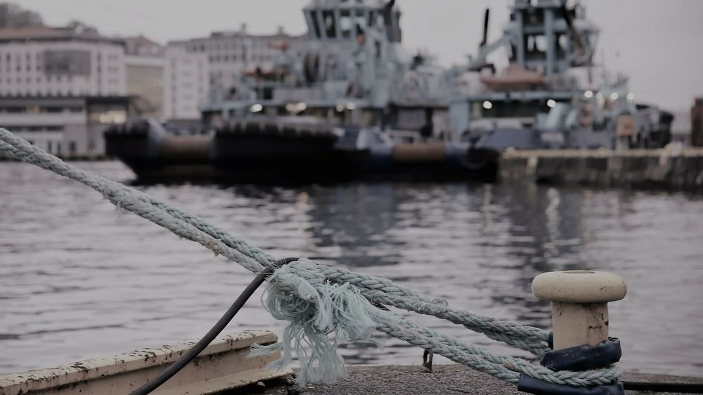 Redningspakker for maritim industri etter koronaen treffer ikke helt, mener næringen selv. I Bergen ligger mange offshoreskip fortøyd og venter på oppdrag.