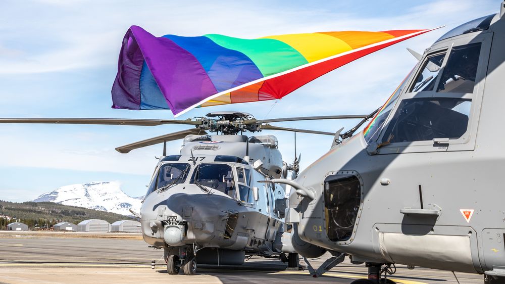 Pride markeres med flagg og to NH90 på Bardufoss tidligere i juni. Men når det gjelder anskaffelsen av disse helikoptrene er det få som har grunn til å være stolte.