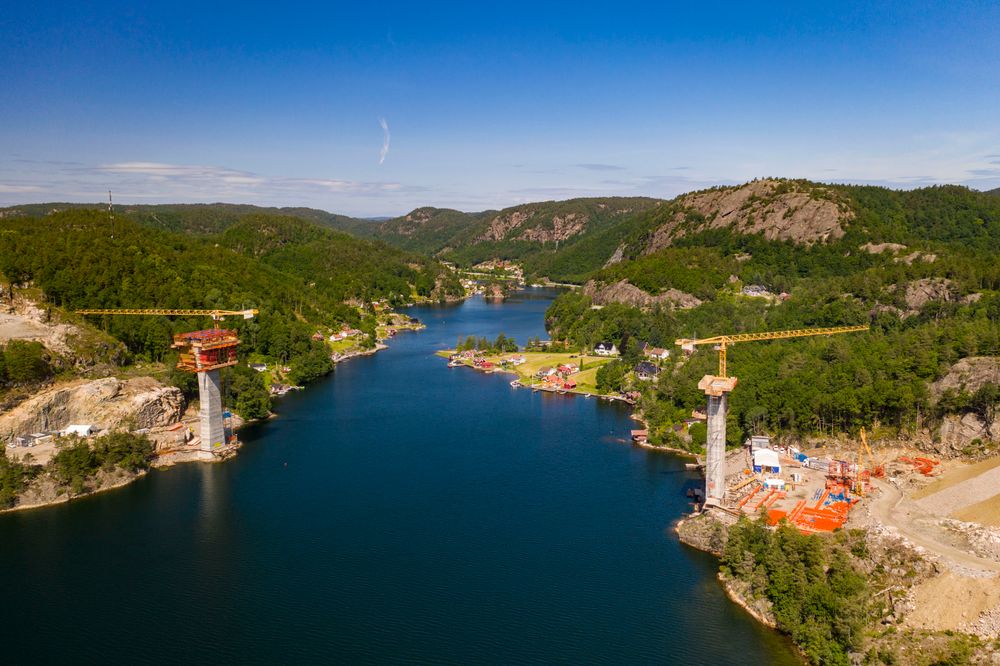 Ved Trysfjorden i tidligere Søgne, nå Kristiansand kommune, bygges det en 60 meter høy bro som skal ha fire felt.
