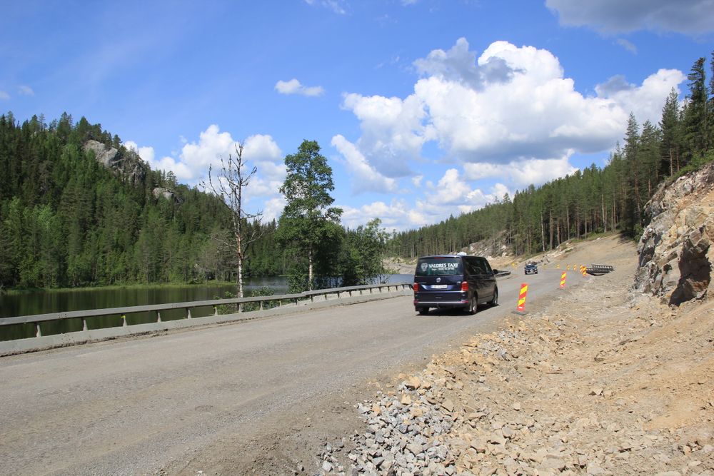 Arbeidene på fylkesvei 33 på Tonsåsen og ved Bjørgo stoppet opp i sommer, da entreprenøren Contexo  nektet å fullføre oppdraget for Innlandet fylkeskommune.