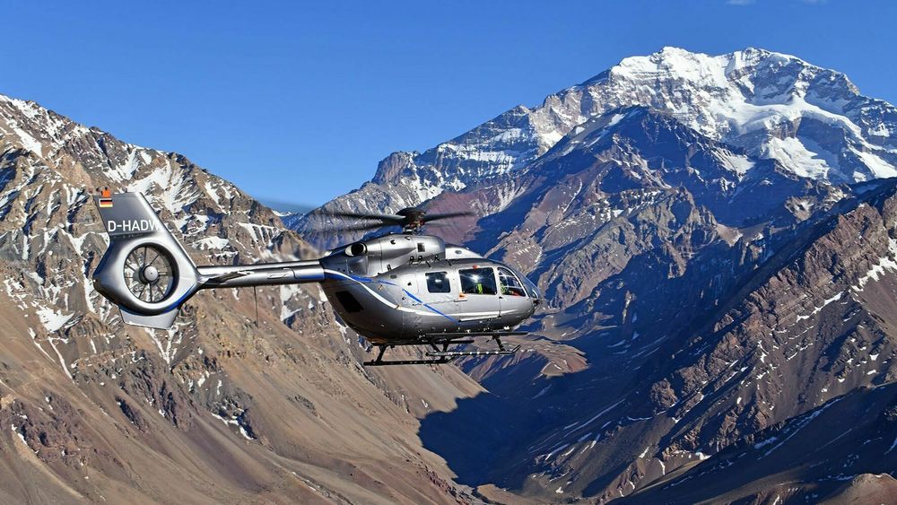Et av de to testhelikoptrene av den nye H145-versjonen i Andesfjellene fjor høst.