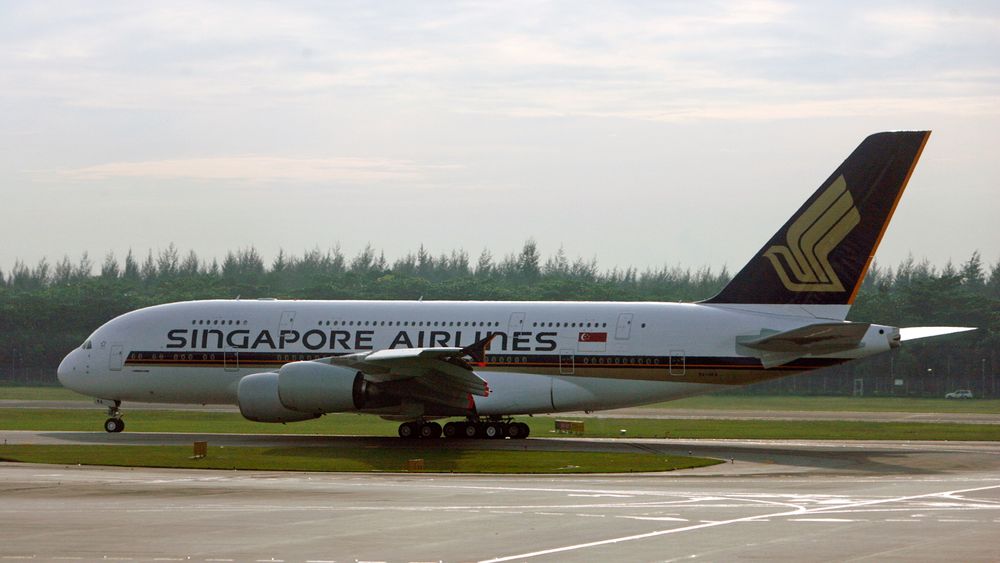 Singapore Airlines var det første flyselskapet som tok i bruk A380. Her takser flyet før avgang på jomfruturen 25. oktober 2007 fra Changi Airport i Singapore til Sydney i Australia.