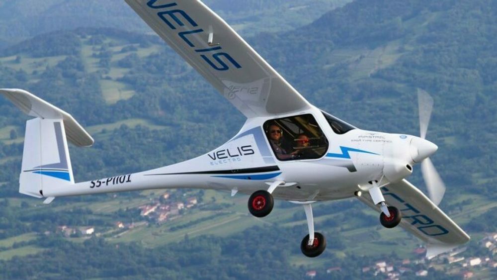 Det er et slikt Pipistrel Velis Electro som Avinor og NLF nå har bestilt og får levert om ti måneder.