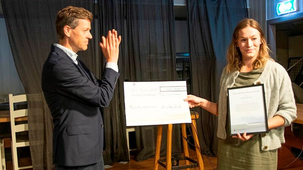 Samferdselsminister Knut Arild Hareide delte ut prisen "Årets trafikksikkerhetskommune" til ordføreren i Rollag, Viel Jaren Heitmann, på fredag.
