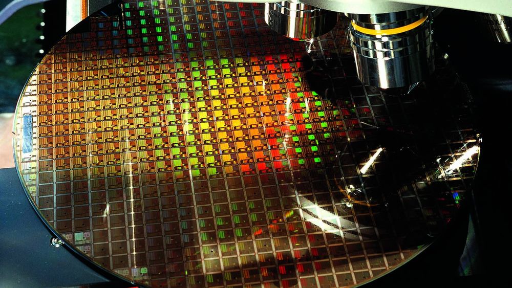 Intel har lenge vurderte å sette ut deler av CPU-produksjonen. Nå kan planene ha blitt langt mer konkrete. Bildet viser en silisiumskive, wafer, med mange identiske halvlederkomponenter.