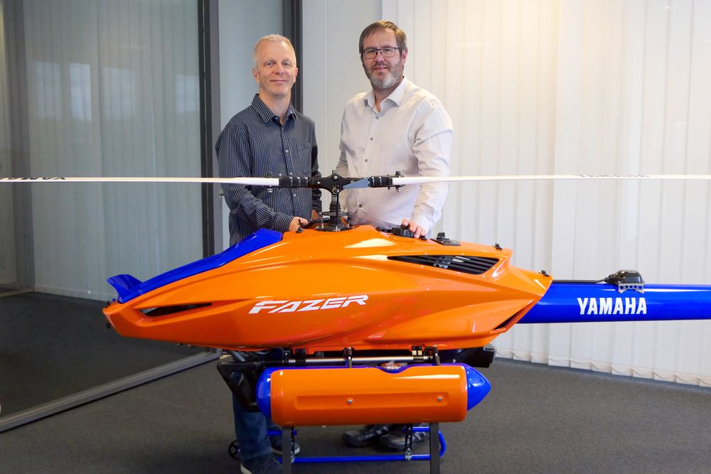 Jan Robert Fiksdal og kollega Neil Campbell med neste generasjon Fazer helikopter, med enda større kapasiteter enn maskinen de tar i bruk til høsten. 