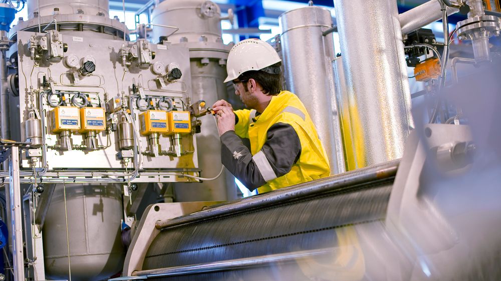Nel skal både effektivisere elektrolysørene sine, og produksjonen av dem. Fabrikken på Herøya skal bli helautomatisert. Likevel skal selskapet få 100 nye ansatte. 