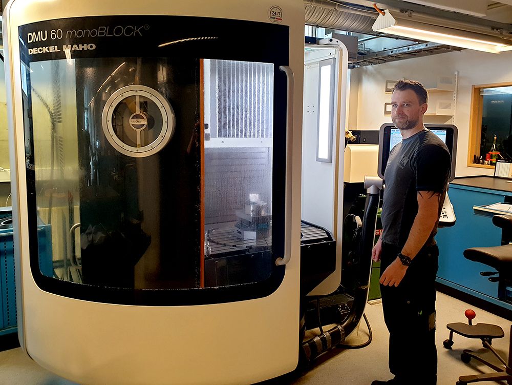 – I Finmekanisk verksted har vi maskiner av høy kvalitet som er tilpasset den type prototyputvikling vi driver med, sier Øystein Gjervan Hagem, her ved siden av en 5-akset fresemaskin.