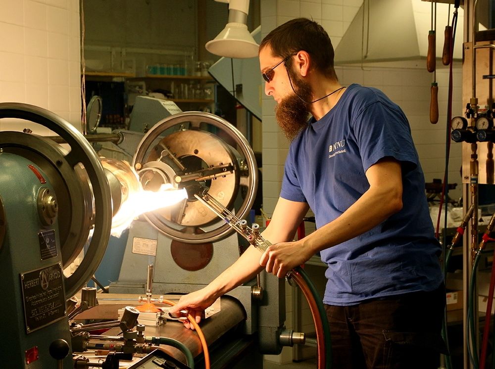 Sebastian Bete er teknisk glassblåser med 23 års erfaring. Med sterk varme, ild og presisjon former han utstyr som forskerne har behov for. 