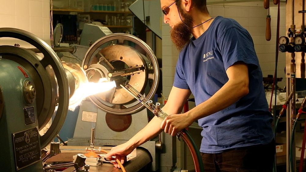 Sebastian Bete er teknisk glassblåser med 23 års erfaring. Med sterk varme, ild og presisjon former han utstyr som forskerne har behov for. 