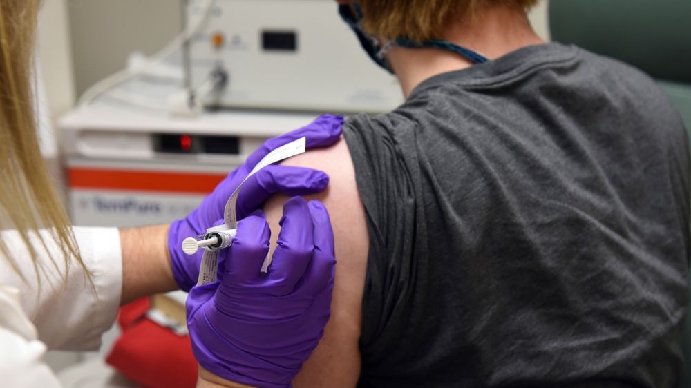 En koronavaksine utviklet av legemiddelselskapene Pfizer og Biontech har vist lovende resultater etter å ha blitt testet på 45 personer, men mange av dem fikk også bivirkninger som feber. Dette er bare én av over 20 vaksiner mot Covid-19 som for tiden testes på mennesker, ifølge WHOs oversikt.