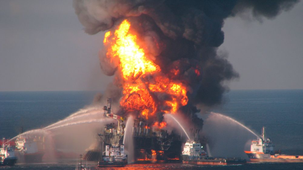 Brannbåter prøver å slukke den kraftige brannen som oppstod på Deepwater Horizon.