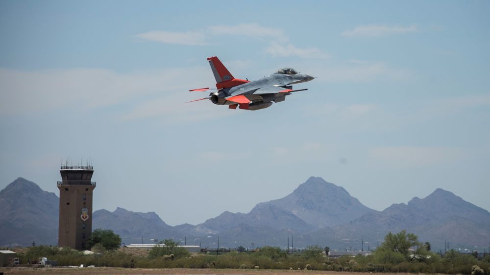 Et QF-16 tar av fra flybasen Davis-Monthan i Arizona 4. juni 2020. 