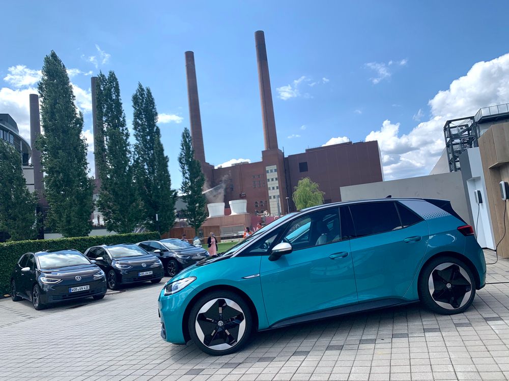 Volkswagens fremtid utenfor Volkswagenverk i Wolfsburg.