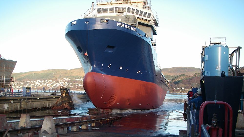 Sjøsetting av REM Balder ved Kleven Verft i 2007. Beddingen må modifiseres for å kunne trekke opp skip for opphugging. 