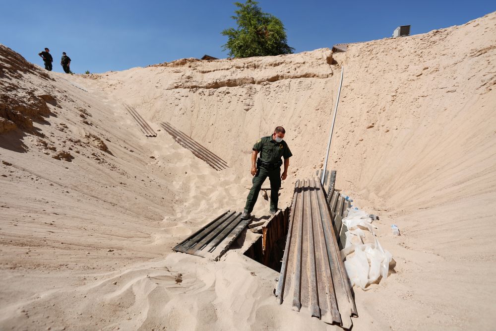 Agent Vinny Dulesky studerer den uferdige  tunnelen i ørkenterrenget i San Luis, Arizona.