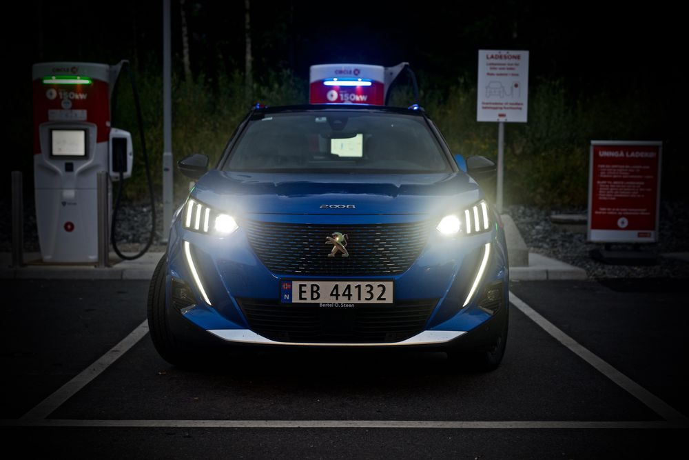 Peugeot e-2008 kan nesten se litt sint ut. Klørlysene finnes for øvrig kun på de dyrere utgavene av bilen.