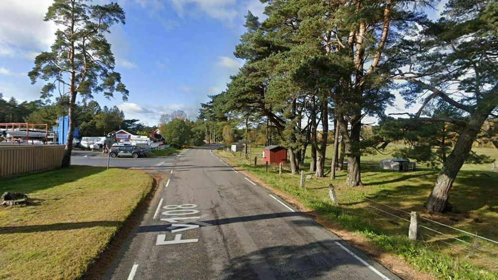 Fylkesvei 108 rett vest for Hvaler kirke. Her kommer den nye gang- og sykkelveien.